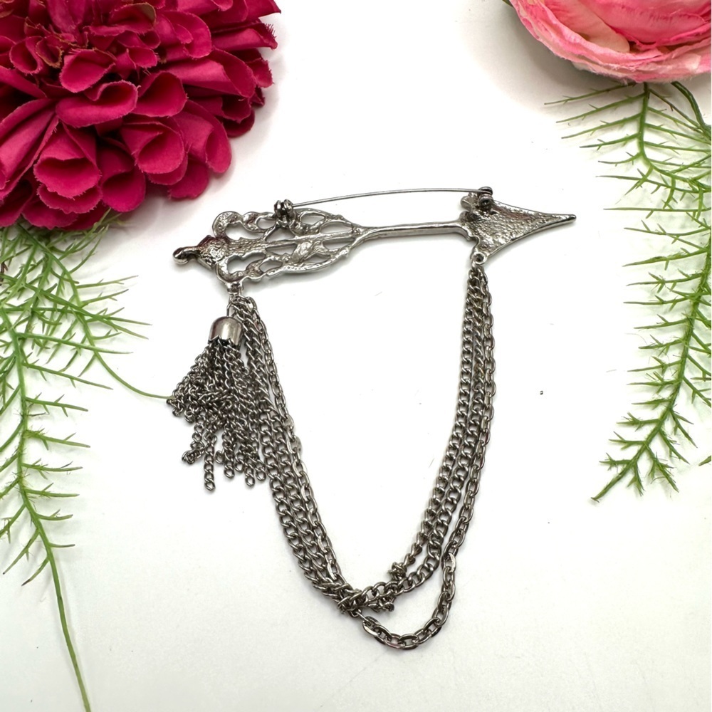 VINTAGE⚜️Ornate Detailed Arrow Brooch With Chains - Picture 4 of 6